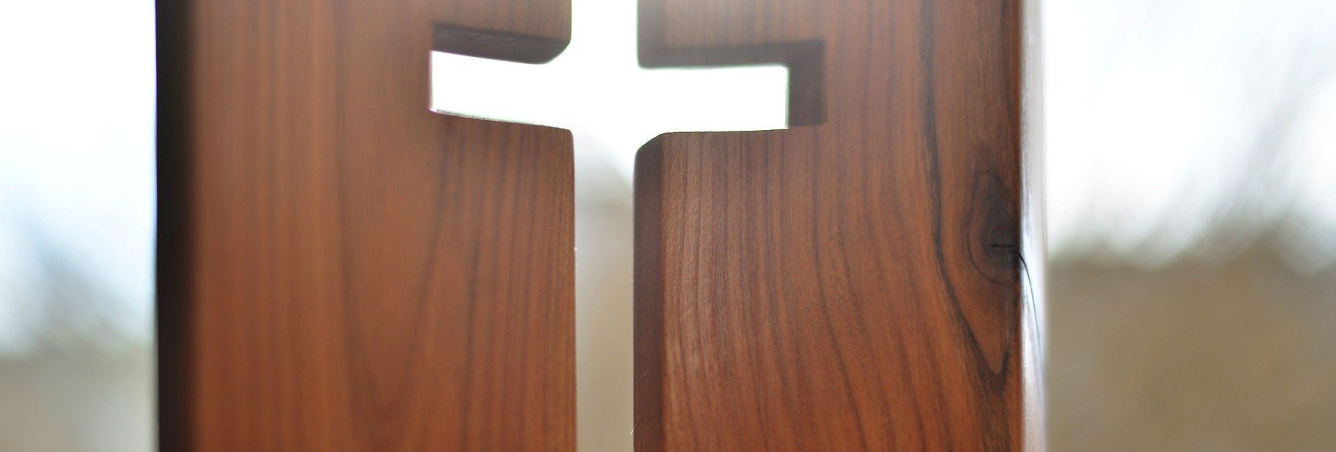 Das Bild zeigt ein Kreuz aus zwei Holztafeln