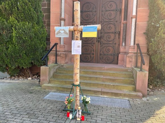 Das Bild zeigt das vor der Kirche St. Laurentius Bobenheim aufgestellte Kreuz.
