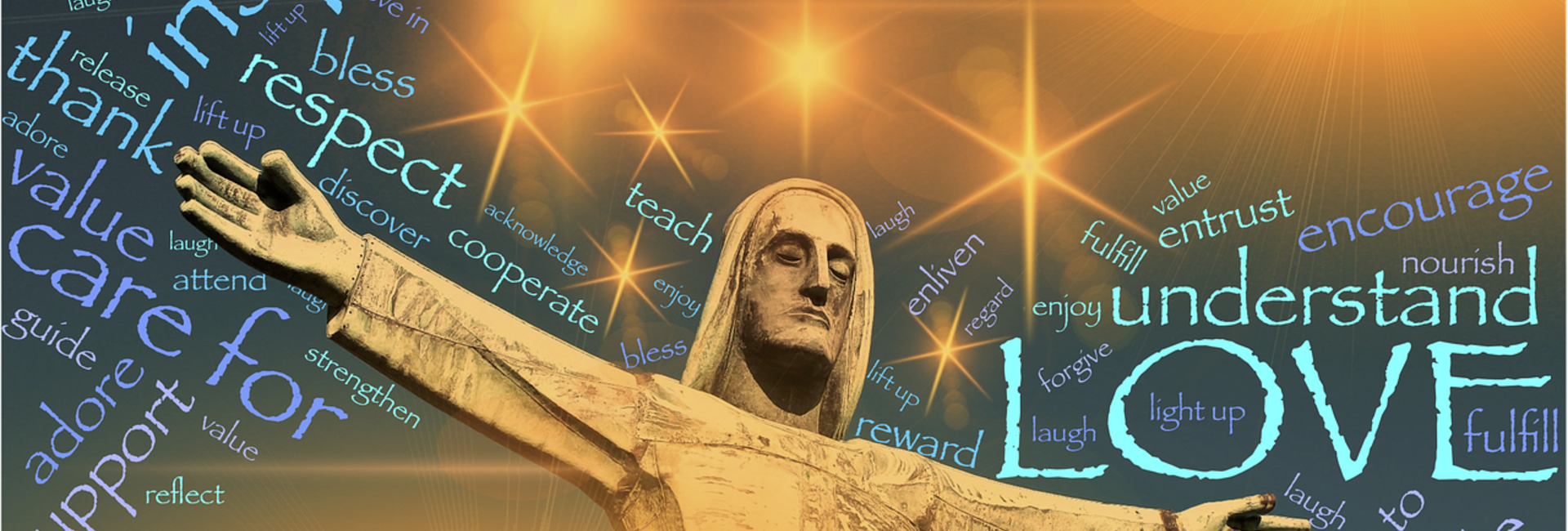 Jesus als Steinskulptur mit ausgebreiteten Armen und vielen Schriftzügen im Hintergrund