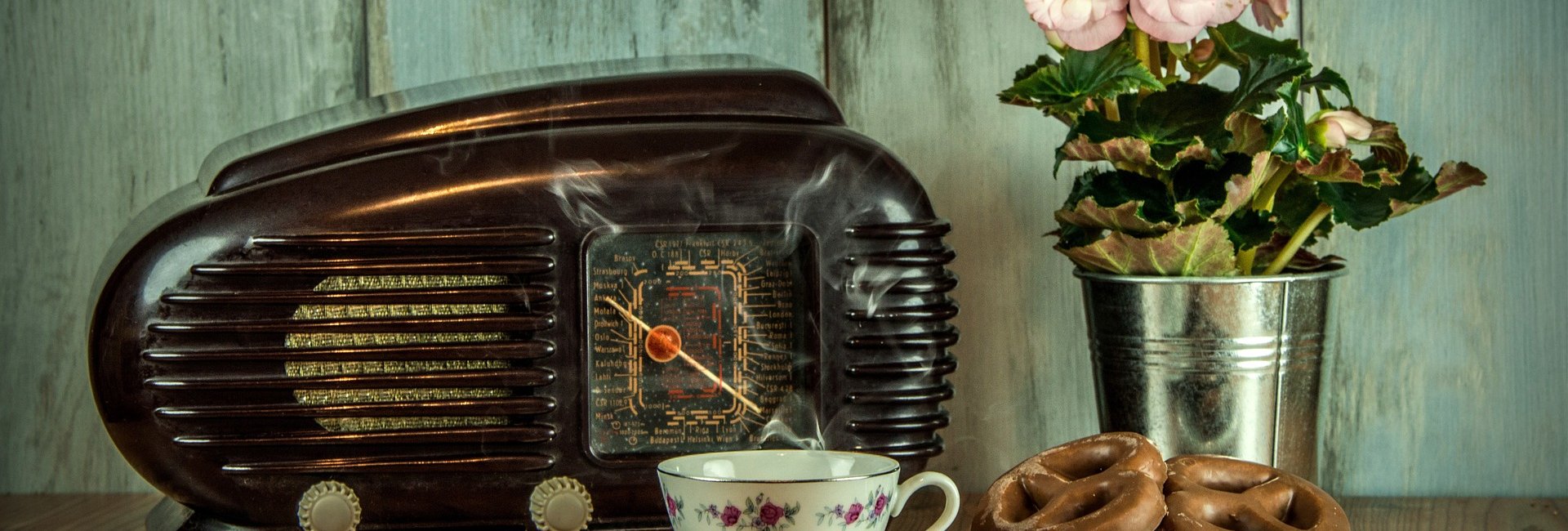 Das Bild zeigt ein Radio im Retro-Stiel.