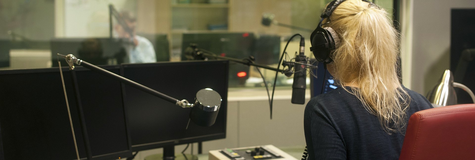 Das Bild zeigt den Blick in das Studio eines Radiosenders.