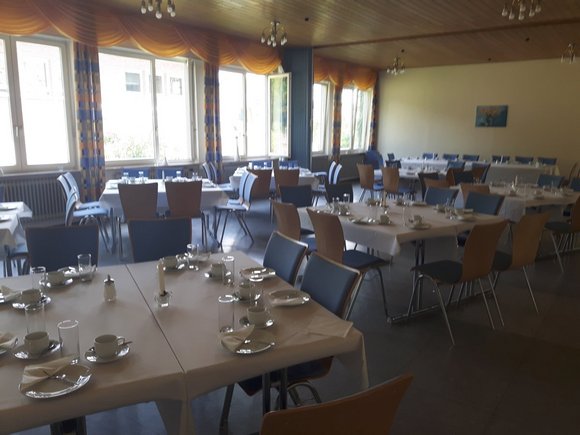 Großer Saal ohne Trennwand und mit eingedeckten Tischen (Bild 2)