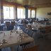 Großer Saal ohne Trennwand und mit eingedeckten Tischen (Bild 2)