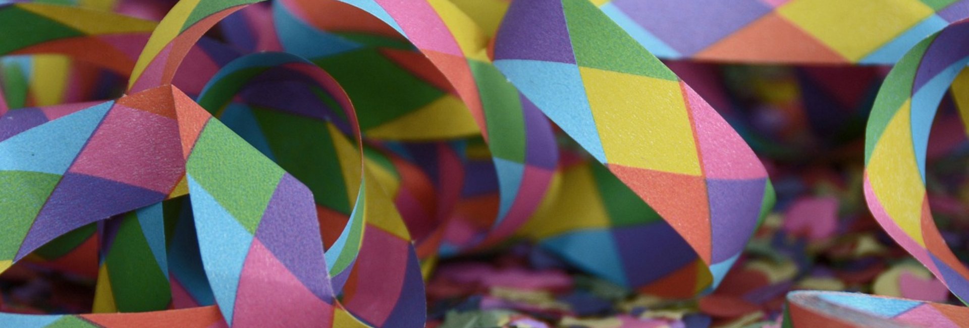 bunte Luftschlangen und Konfetti