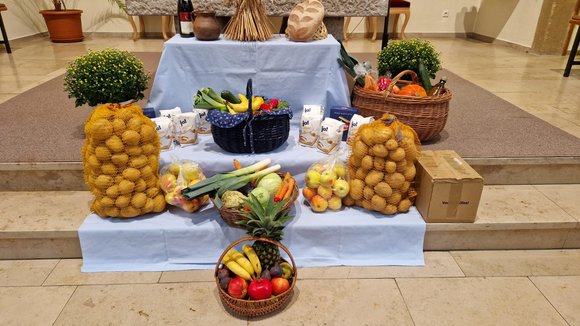Obst und Gemüse als Dank am Altar