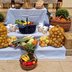 Obst und Gemüse als Dank am Altar