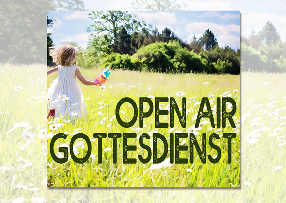 Das Bild zeigt ein Mädchen im weißen Kleid, welches mit einem Windrad in der Hand über eine Sommerwiese springt. Das Bild trägt die Aufschrift: Open Air Gottesdienst.
