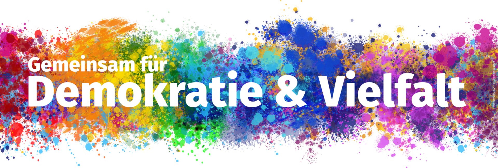 Banner mit buntem Hintergrund und der Aufschrift: Gemeinsam für Demokratie & Vielfalt