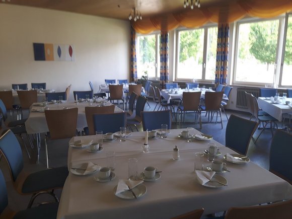 Großer Saal ohne Trennwand und mit eingedeckten Tischen (Bild 1)