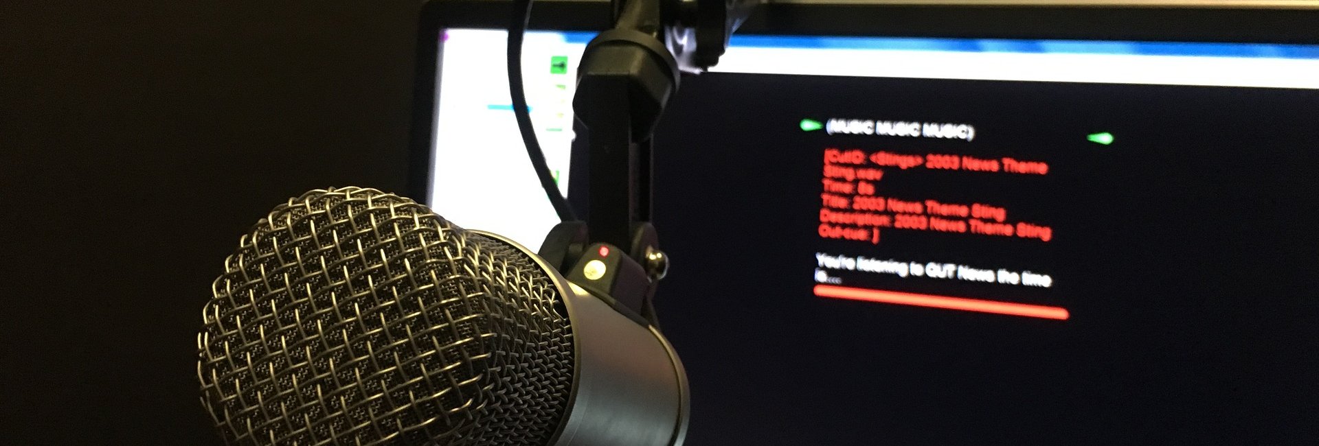 Das Bild zeigt ein Mikrofon und ein Gerät mit dem ein Radiosender "auf Sendung geht".
