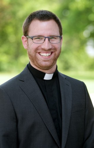 Priester Christoph Herr im schwarzen Anzug