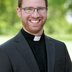 Priester Christoph Herr im schwarzen Anzug