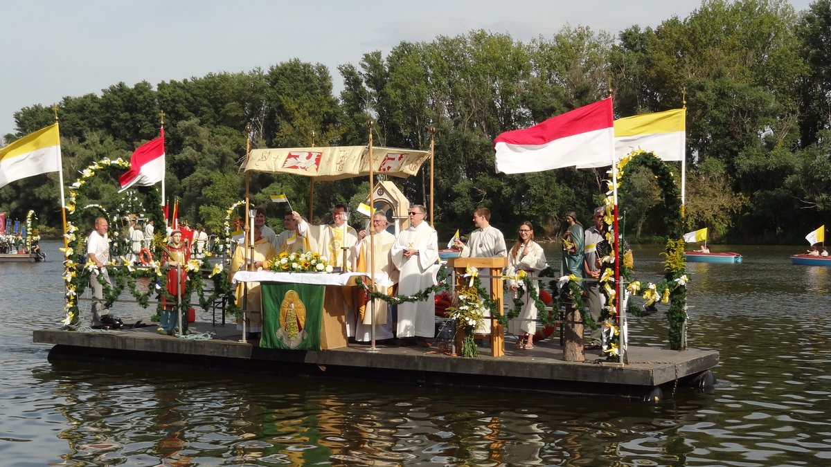 Wasserprozession auf dem Roxheimer Altrhein