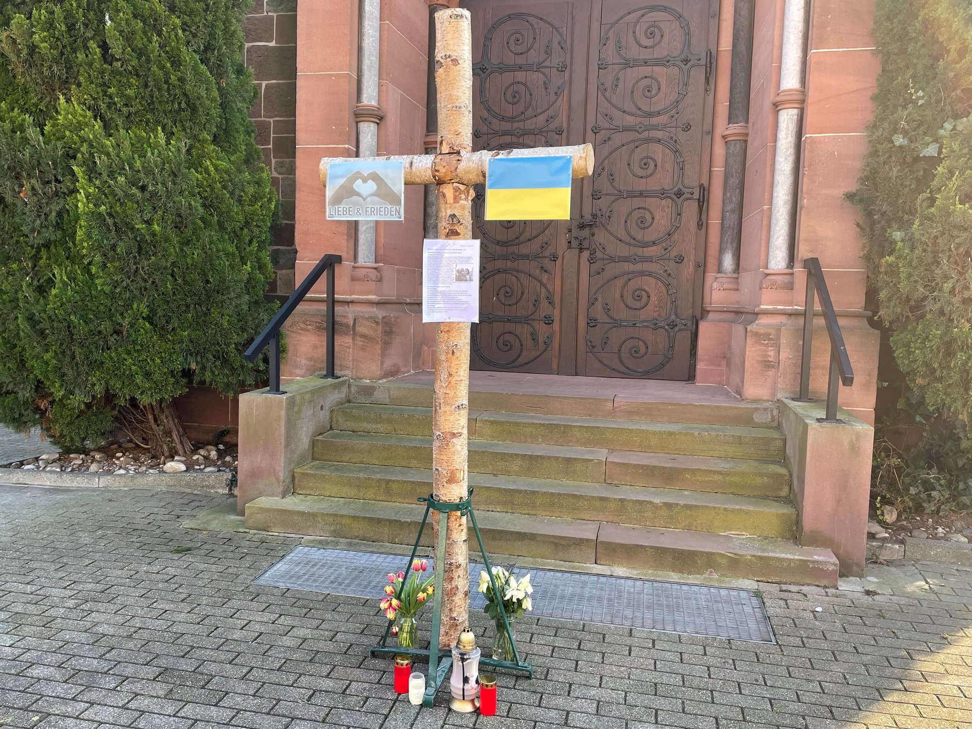 Das Bild zeigt das vor der Kirche St. Laurentius Bobenheim aufgestellte Kreuz.