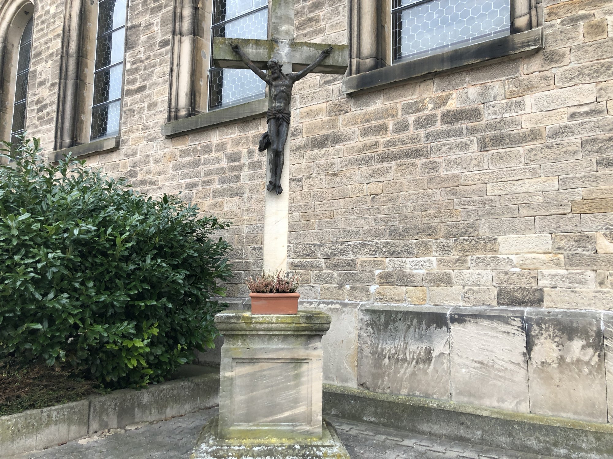 Das Bild zeigt das neben der Kirche St. Leodegar Gerolsheim aufgestellte Kreuz.