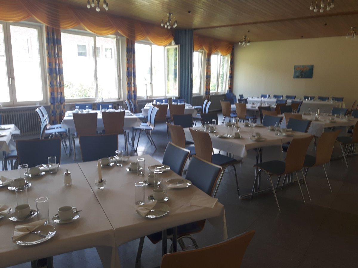 Großer Saal ohne Trennwand und mit eingedeckten Tischen (Bild 2)