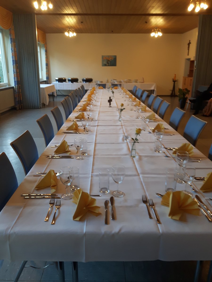 Großer Saal ohne Trennwand und mit eingedeckter Tafel (Bild 2)