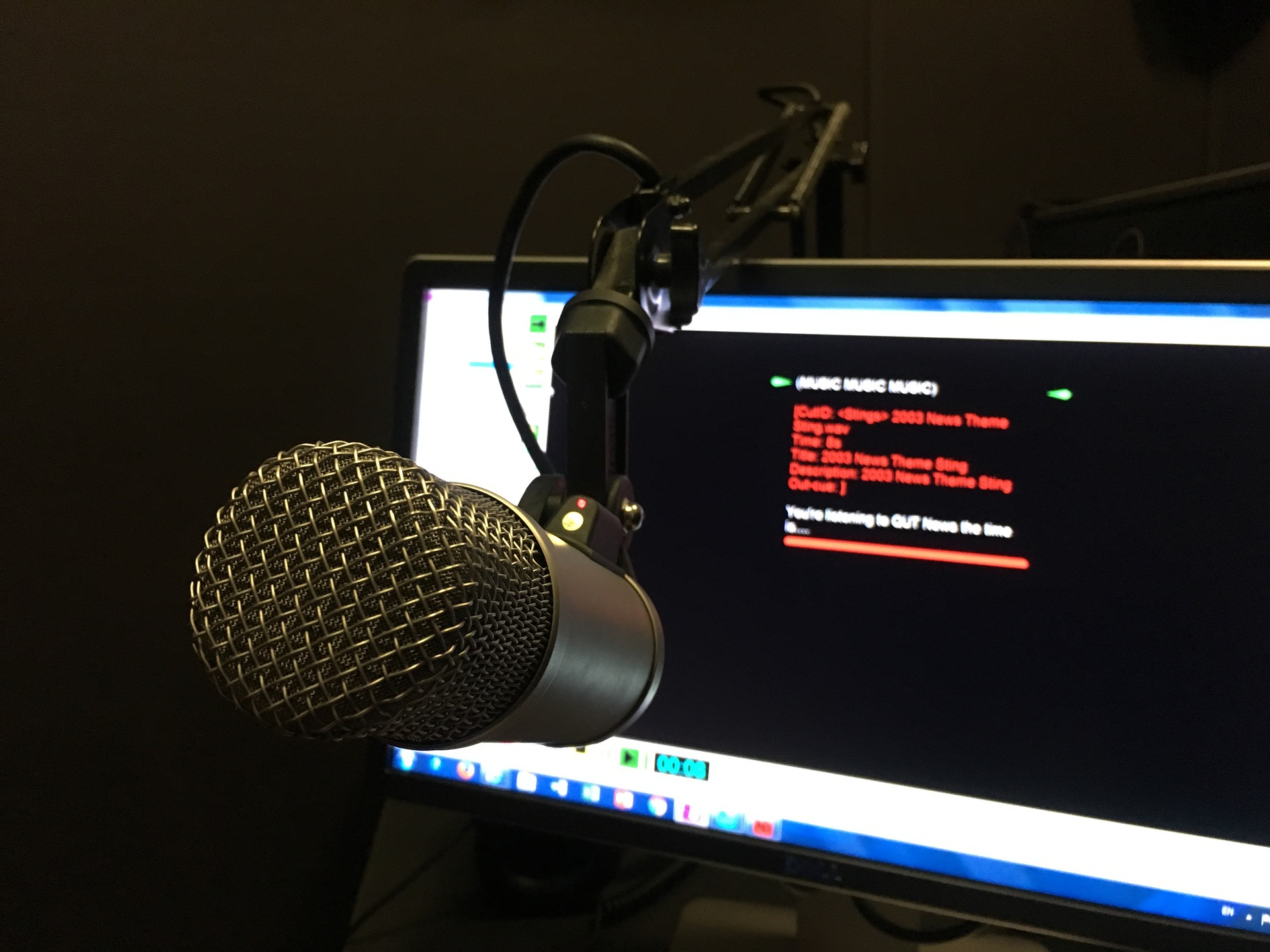 Das Bild zeigt ein Mikrofon und ein Gerät mit dem ein Radiosender "auf Sendung geht".