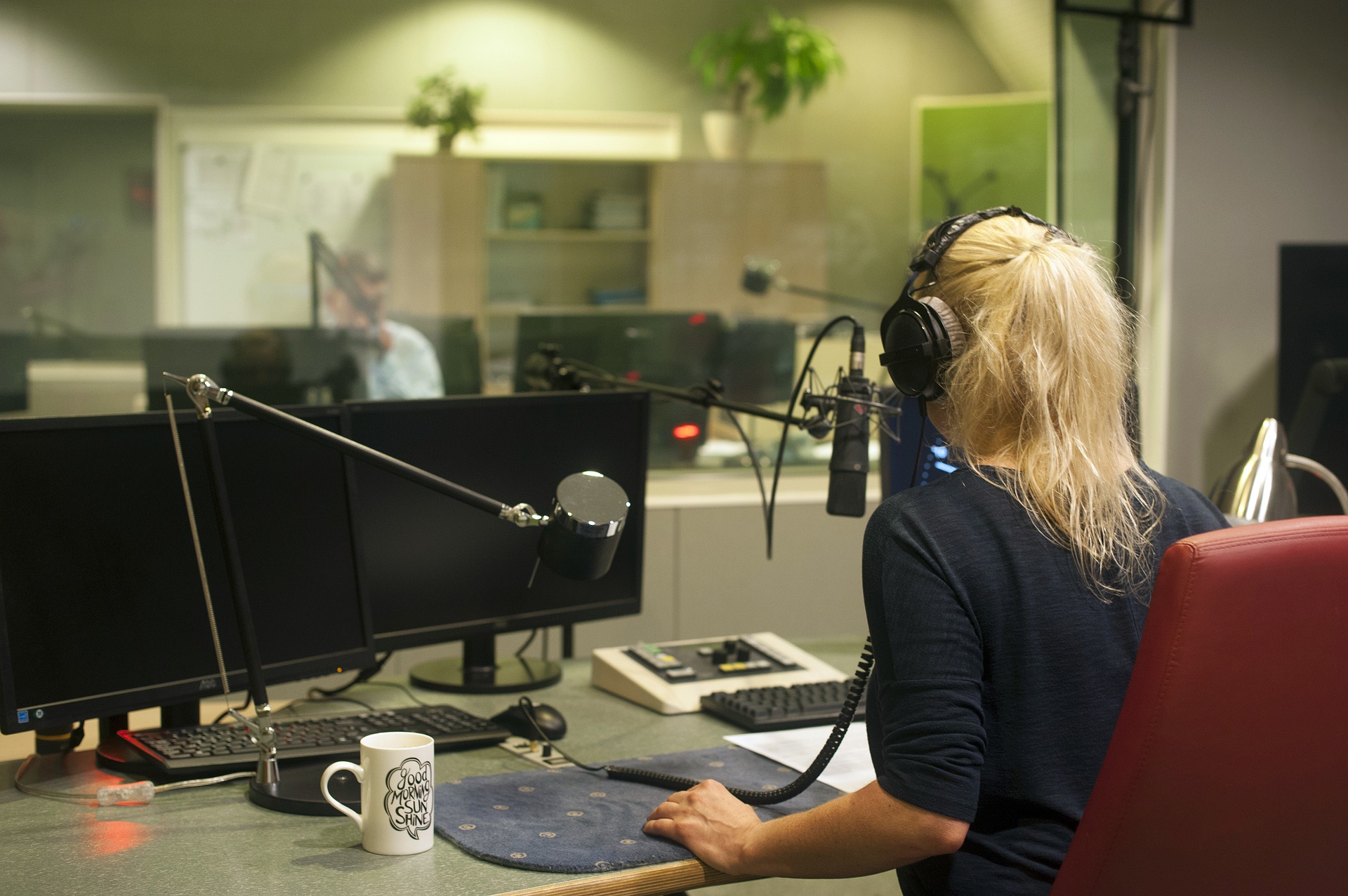 Das Bild zeigt den Blick in das Studio eines Radiosenders.