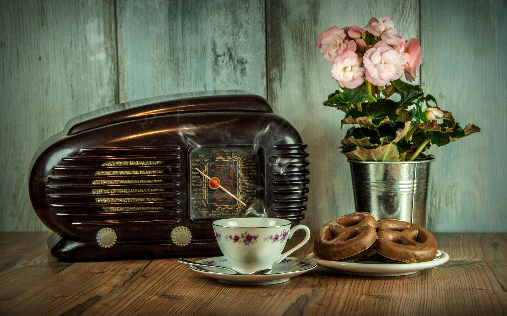 Das Bild zeigt ein Radio im Retro-Stiel.