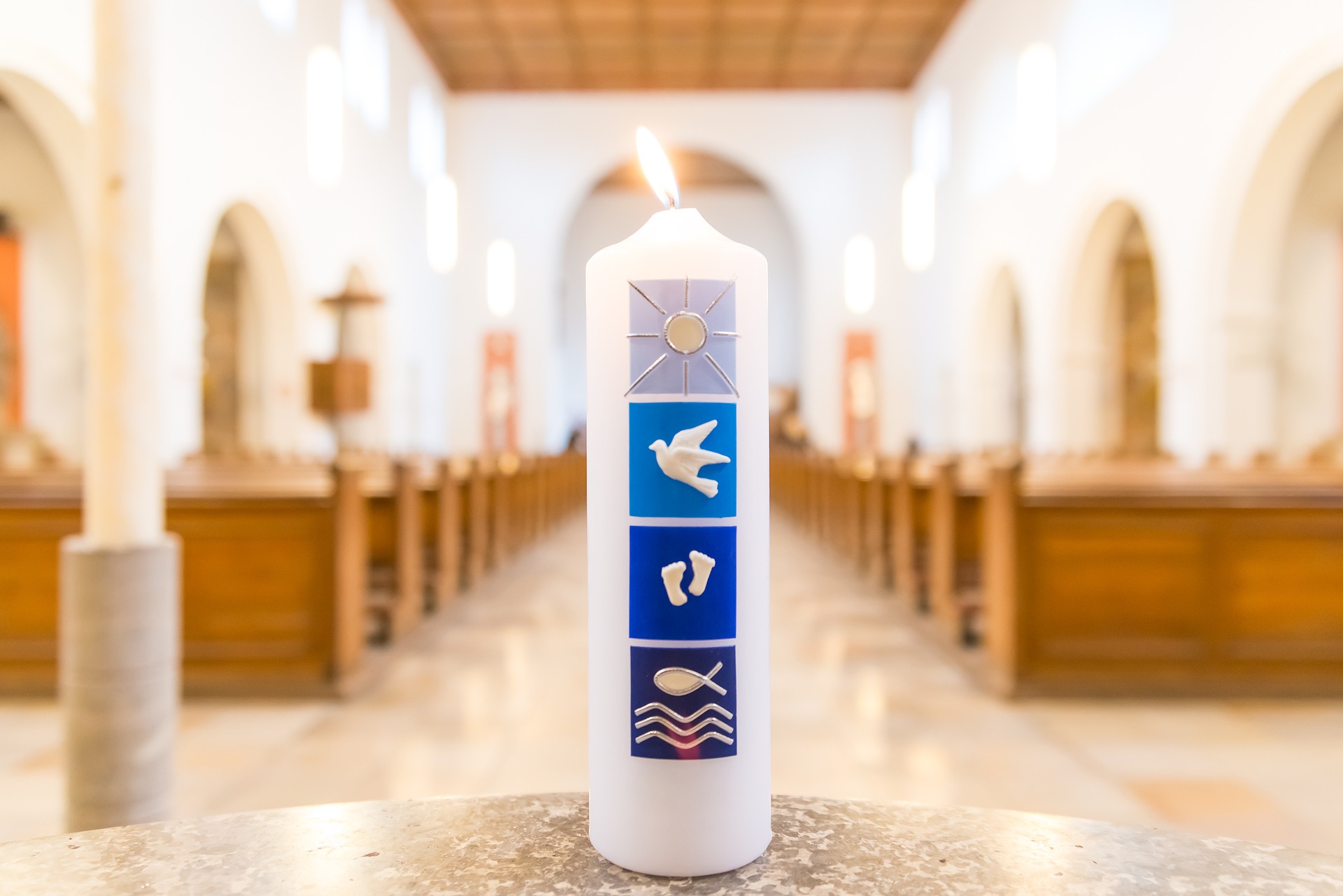 Ein Taufkerze blau verziert in der Kirche